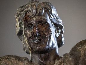 Wayne Gretzky statue defaced with feces outside Rogers Place