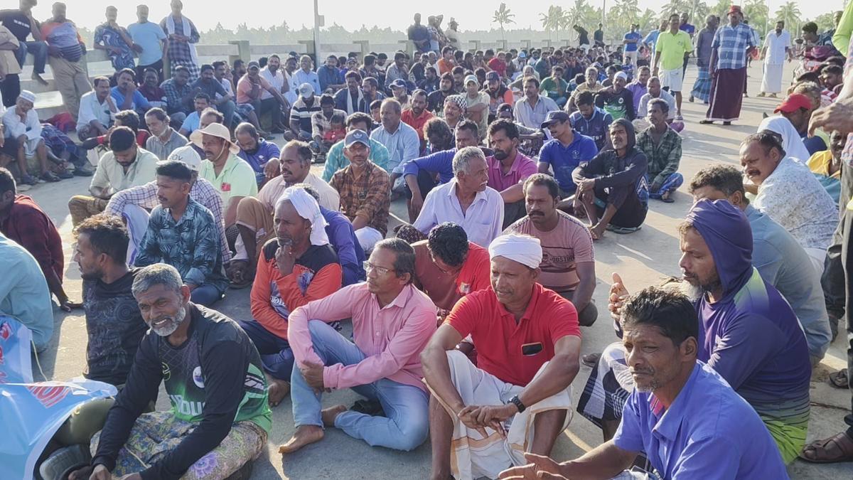 Fishermen block Anchuthengu-Perumathura coastal road demanding desilting of Muthalapozhy harbour mouth