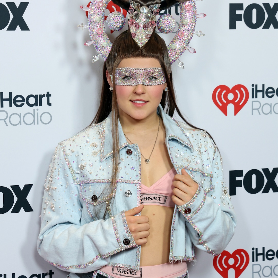 JoJo Siwa Explains Her Massive Headpiece at iHeartRadio Music Awards