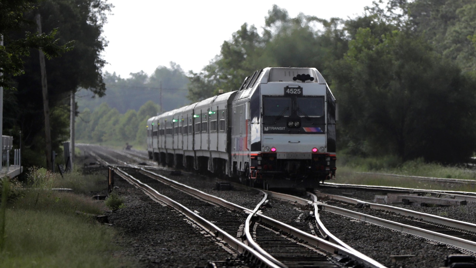 NJ Transit and engineers union agree to new contract and avoid a possible strike