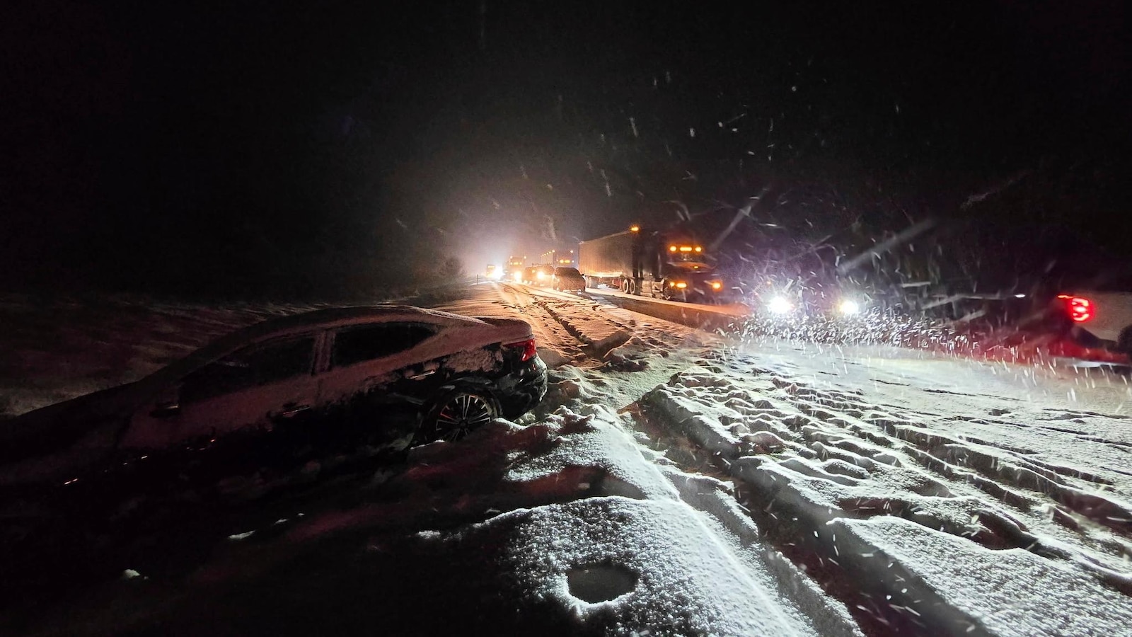 Storm dumps heavy snow on northern Arizona, gridlocking Interstate 40