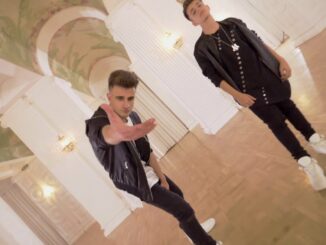 Adexe y Nau – Baila Conmigo | Dança Comigo (Videoclip Oficial)